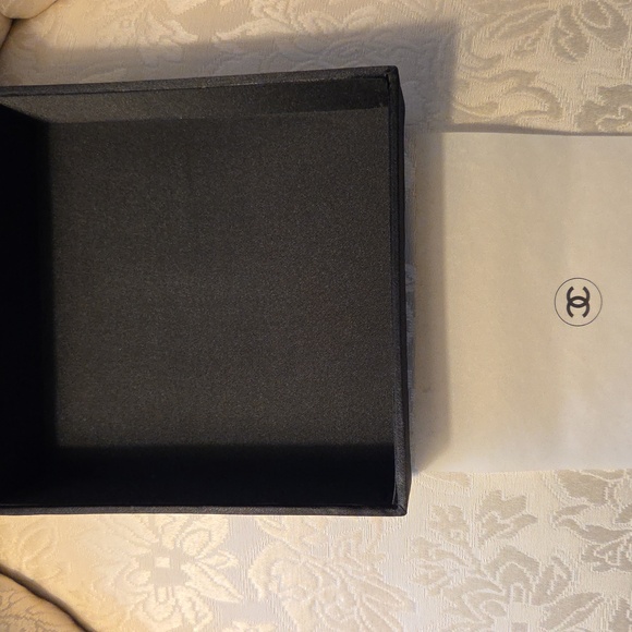 Chanel Sleek Black Gift Box - Picture 5 of 12